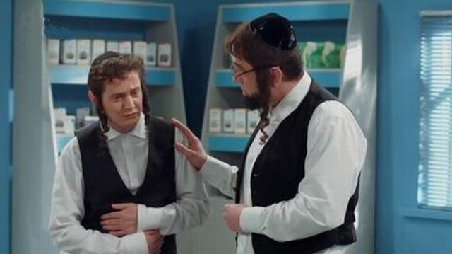 Сидят два еврея в туалете